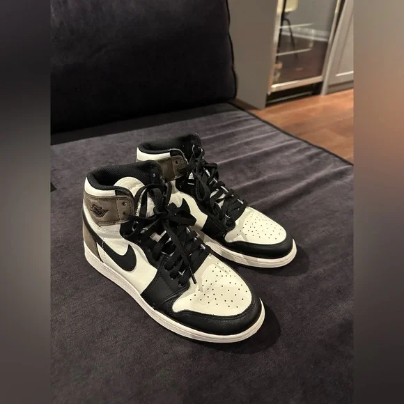 Women’s Jordan 1 Retro High Dark Mocha - Picture 2 of 10